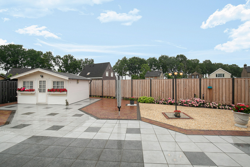 De tuin met tuinhuis