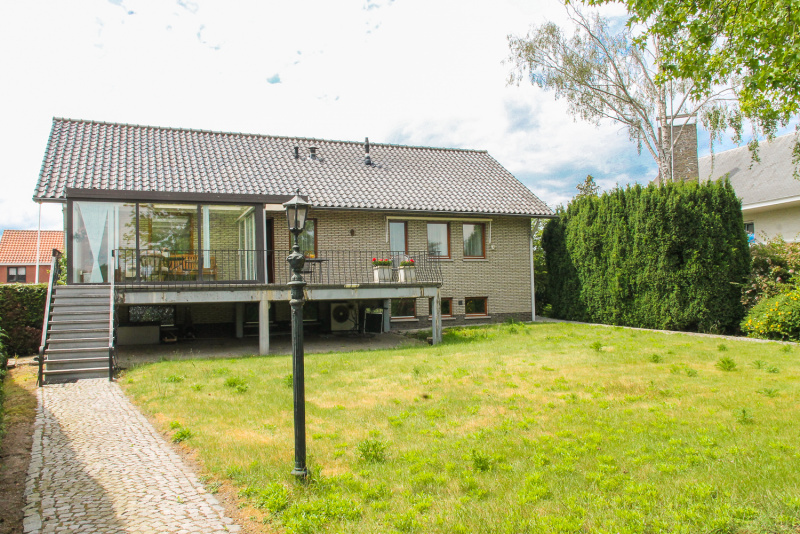 De achterzijde van de woning