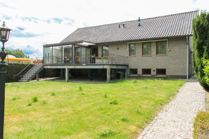 De achterzijde van de woning