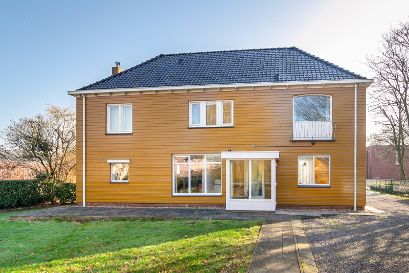 De achterzijde van de woning