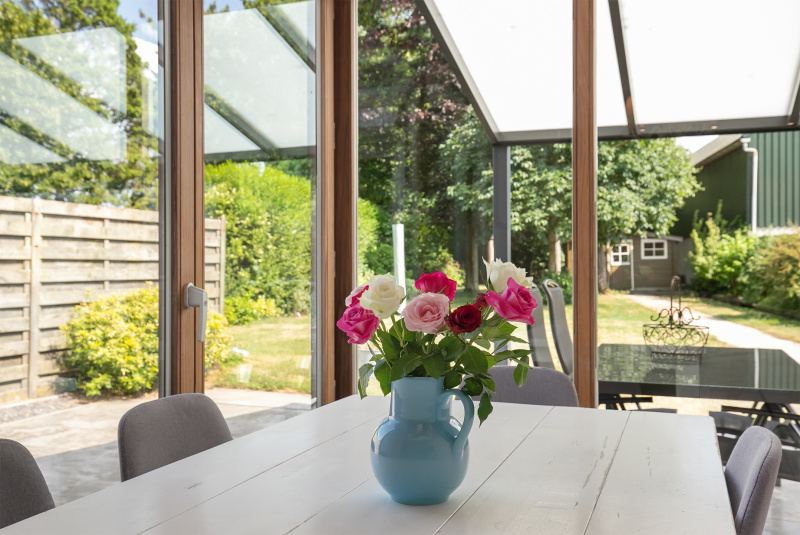 Zicht op de tuin vanuit de keuken