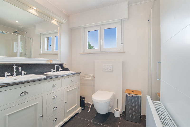 De badkamer op de begane grond