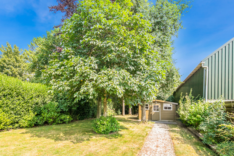 De tuin met bergschuur