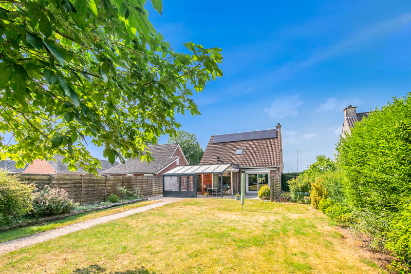 De achterzijde van de woning