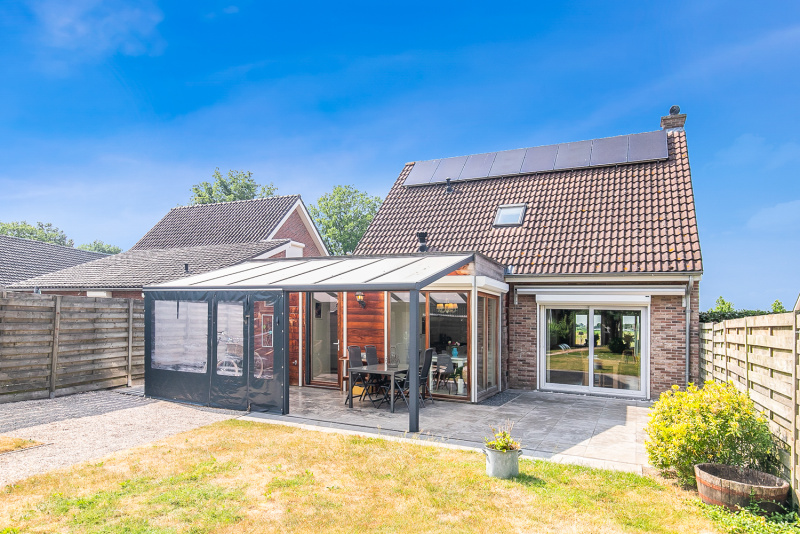 De achterzijde van de woning