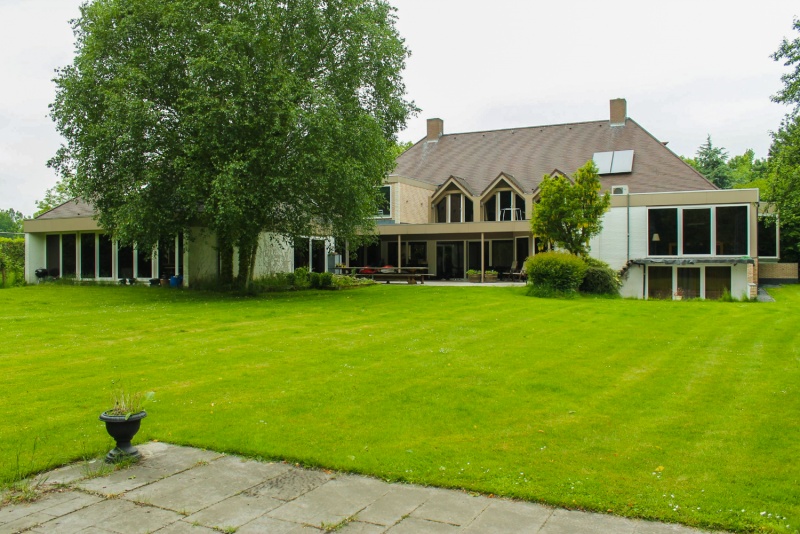 De achterzijde van de woning