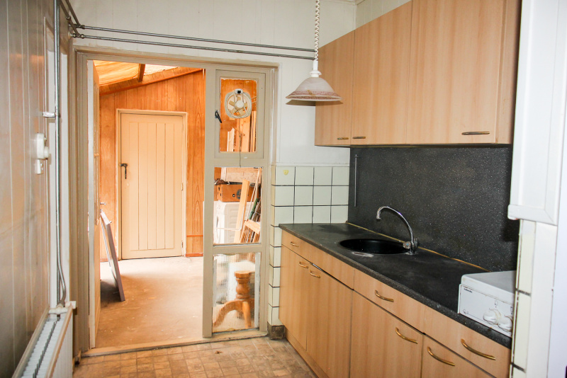De woonkeuken met uitzicht op de bijkeuken