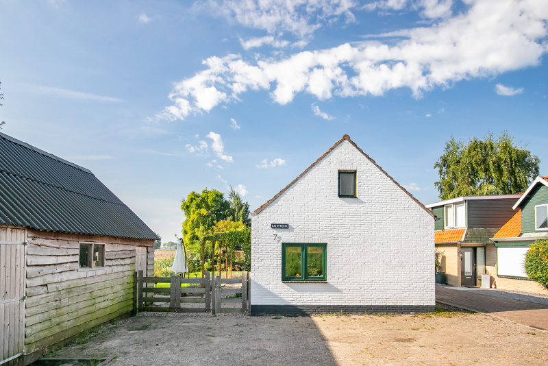 Oprit en zijkant van het pand