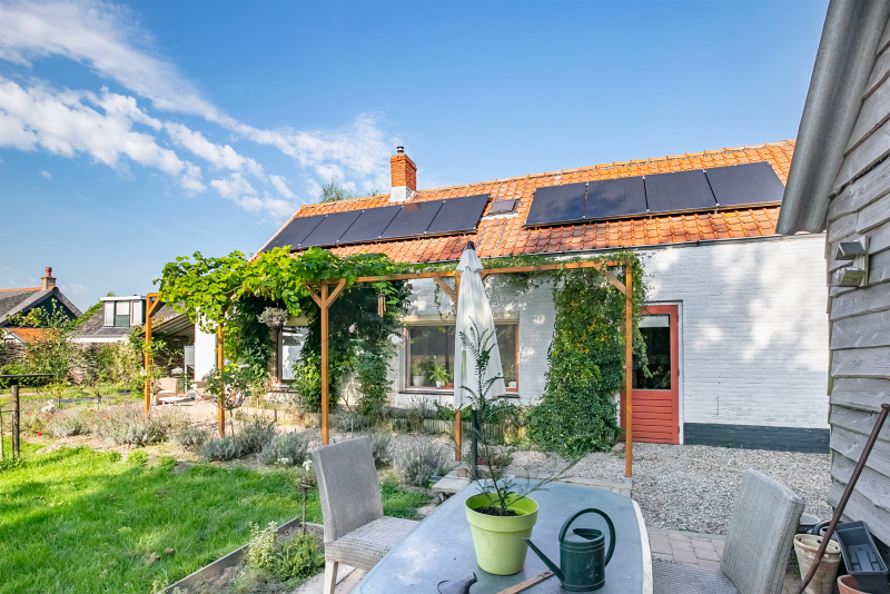 De achterzijde van de woning