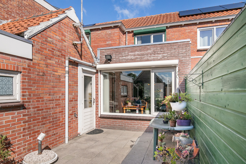 De achterzijde van de woning