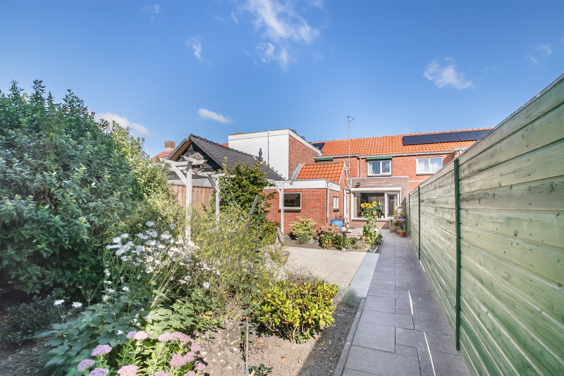 De achterzijde van de woning