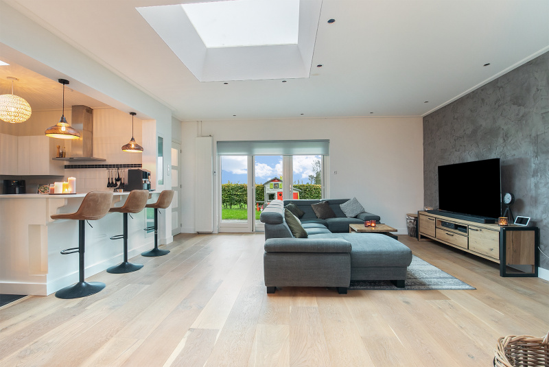 Woonkamer met open keuken
