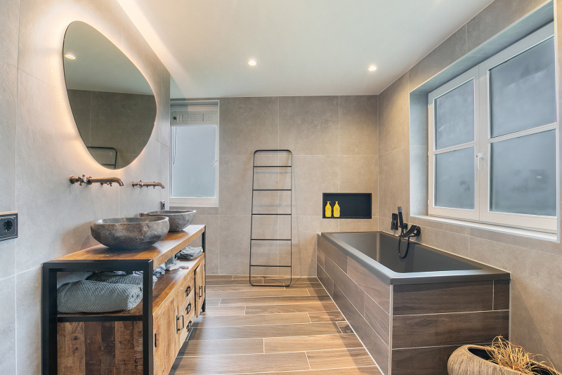 De badkamer op de begane grond