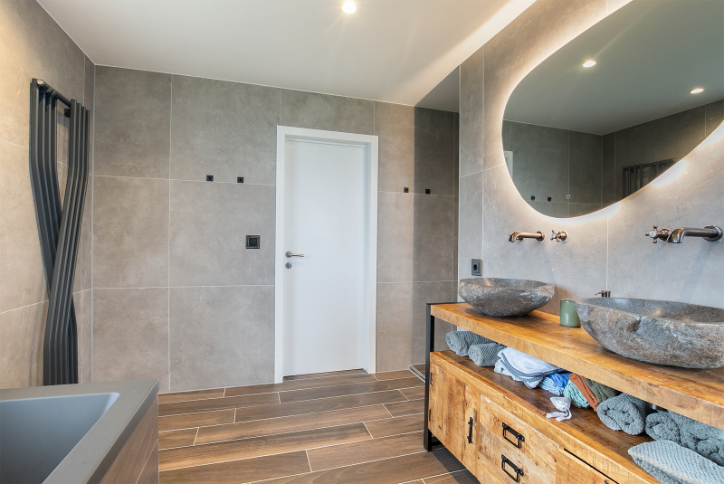 De badkamer op de begane grond